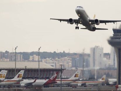 Un avión despega del aeropuerto de Baraja, en Madrid.