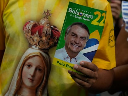 Un partidario del presidente de Brasil, Jair Bolsonaro, durante un evento religioso en Brasilia este lunes.