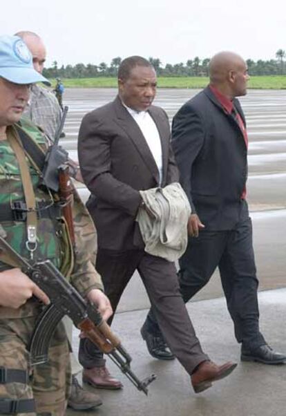 El ex presidente liberiano Charles Taylor camina rodeado de soldados de la ONU al avión que le llevó a La Haya.