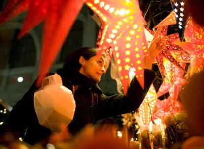 Adornos navideños de un puesto en un mercadillo de Zúrich