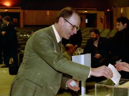 Goiriena vota en el campus de Leioa, durante unas elecciones de la UPV en 2000.