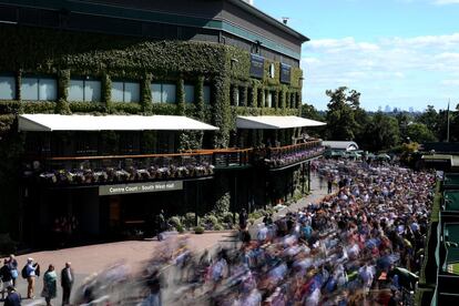 Entrada de los seguidores al campo durante el primer día del Wimbledon 2019 en el club de tenis All England Lawn Tennis and Croquet Club.