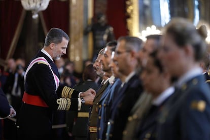 El Rey Felipe VI impone las condecoraciones en el Salón del Trono del Palacio Real, durante la celebración hoy de la Pascua Militar, que es el primero de los actos con los que se va a homenajear a los Reyes eméritos por sus aniversarios a lo largo de 2018.