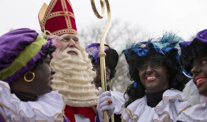 San Nicol&aacute;s, con sus pajes en la cabalgata de &Aacute;msterdam de 2013.