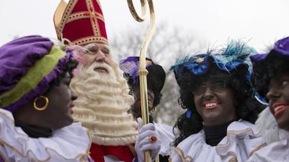 San Nicol&aacute;s, con sus pajes en la cabalgata de &Aacute;msterdam de 2013.