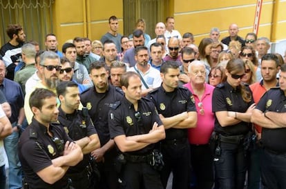 Concentraci&oacute;n de polic&iacute;as y familiares en Murcia este mi&eacute;rcoles en protesta de la muerte del agente fallecido en la c&aacute;rcel de Estremera (Madrid).