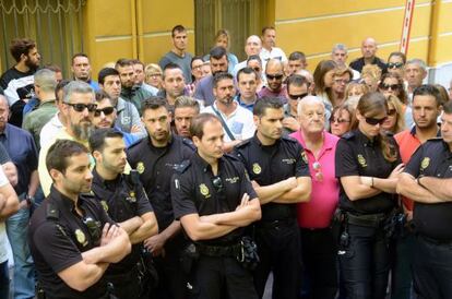 Concentración de policías y familiares en Murcia este miércoles en protesta de la muerte del agente fallecido en la cárcel de Estremera (Madrid).