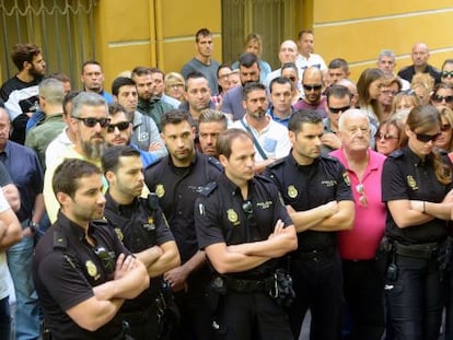 Concentraci&oacute;n de polic&iacute;as y familiares en Murcia este mi&eacute;rcoles en protesta de la muerte del agente fallecido en la c&aacute;rcel de Estremera (Madrid).