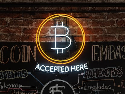 El interior del Bitcoin Embassy Bar, en en el barrio Roma de Ciudad de México.