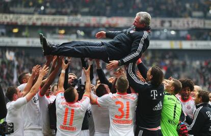 Los jugadores del Bayern manetan al técnico Jupp Heynckes.