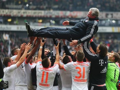 Los jugadores del Bayern manetan al técnico Jupp Heynckes.