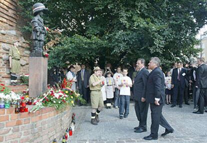 Gerhard Schröder y el presidente polaco, Aleksander Kwasniewski (derecha), ayer durante el aniversario del levantamiento de Varsovia.