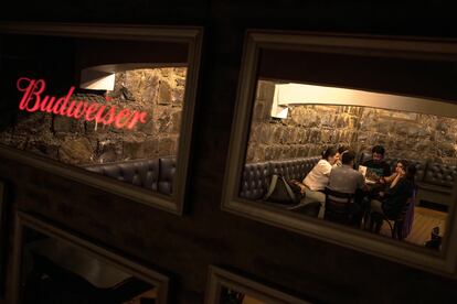 Una mesa de amigos en un local nocturno de Lastarria.