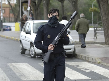 Un miembro del Cuerpo Nacional de Policía, armado con material antidisturbio.