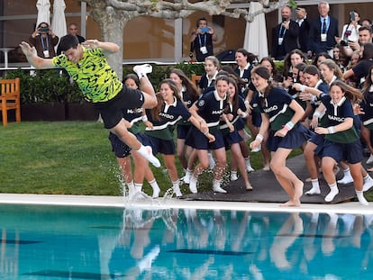 Carlos Alcaraz se lanza a la piscina para festejar su triunfo en el Godó.