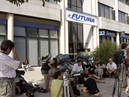 Varios periodistas esperaban ayer a las puertas de la sede de la aerolínea Futura, en Palma de Mallorca.