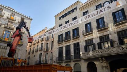 La nueva pancarta frente a la fachada del ayuntamiento de Girona.