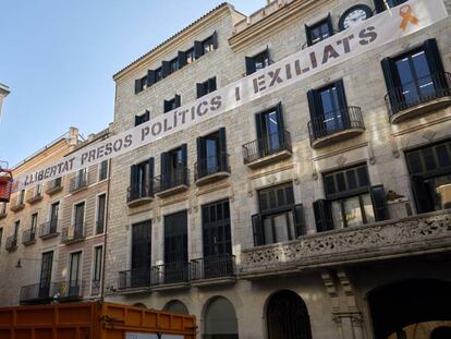 La nueva pancarta frente a la fachada del ayuntamiento de Girona.