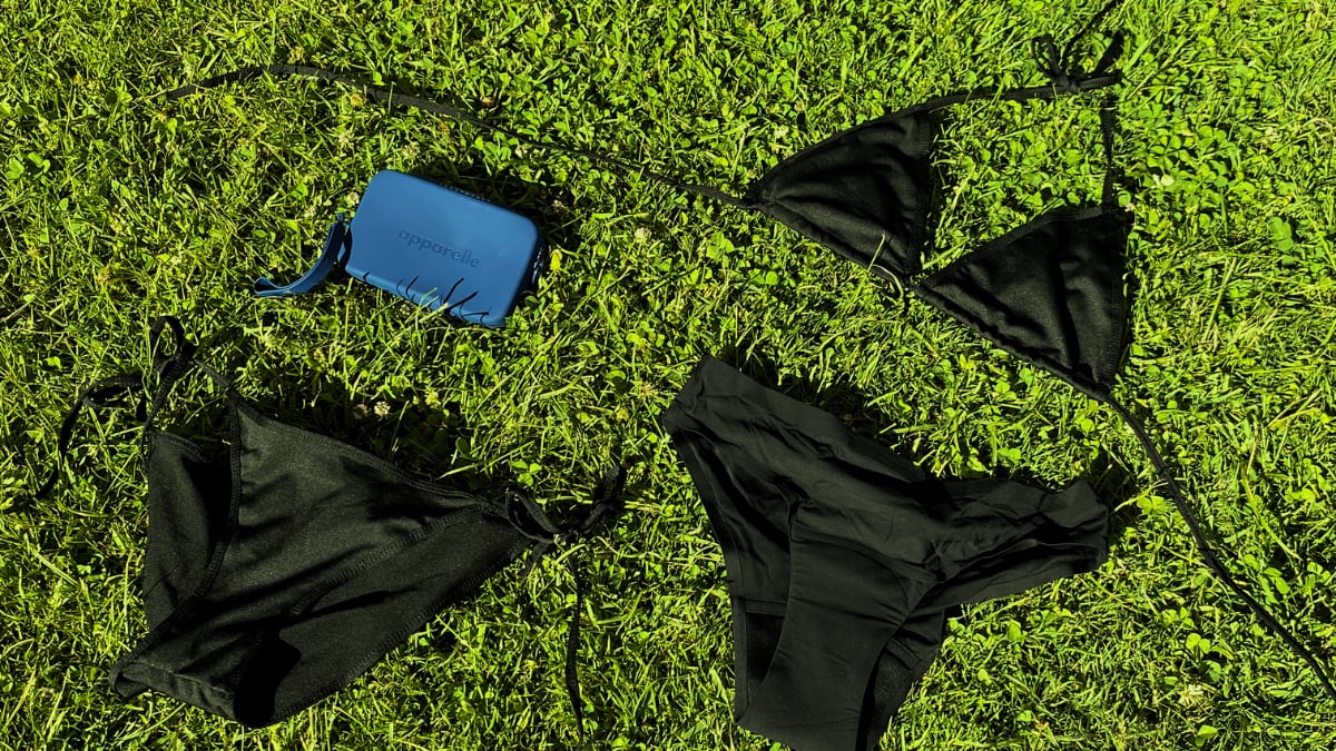 El conjunto entero del bikini menstrual de Apparelle.