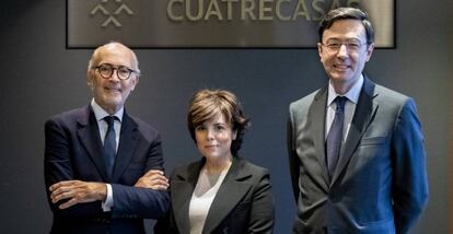 Rafael Fontana, presidente de Cuatrecasas; Soraya Sáenz de Santamaría, socia, y Jorge Badía, director general.