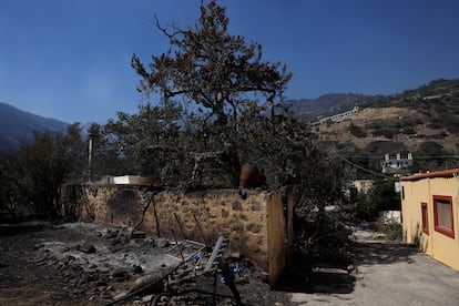 Una casa dañada por un incendio forestal se ve en el pueblo de Agia Fotini, cerca de Ierapetra, en la isla de Creta, este viernes.