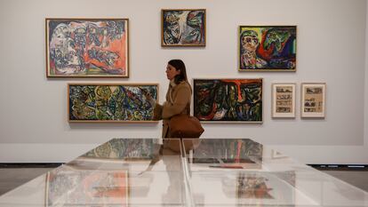 Una mujer contempla las obras de una exhibición en el Institut Valencia d'Art Modern (IVAM)