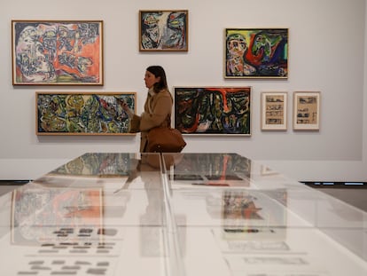 Una mujer contempla las obras de una exhibición en el Institut Valencia d'Art Modern (IVAM)