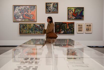 Una mujer contempla las obras de una exhibición en el Institut Valencia d'Art Modern (IVAM)