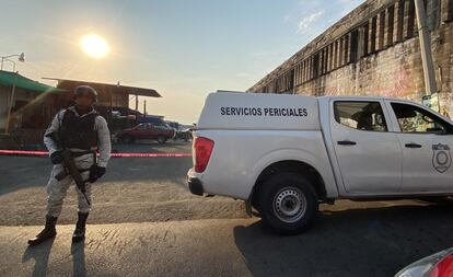 Elementos de la Guardia Nacional acordonan el sitio donde fue asesinado Ricardo Arizmendi Reynoso, candidato suplente a la alcaldía de Cuautla (Morelos), este 28 de mayo. 