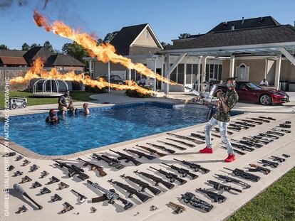 Torrell Jasper utiliza un lanzallamas en el patio trasero de su casa en Schriever, Luisiana, Estados Unidos.