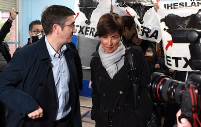 Patxi López y su esposa, Begoña Gil, en el colegio electoral de Bilbao donde han depositado su voto