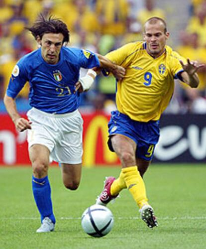 Pirlo y Ljunberg batallan por un balón.