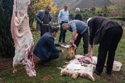 Um grupo de homens sacrifica um animal, sua carne logo será distribuída entre as pessoas carentes da comunidade.