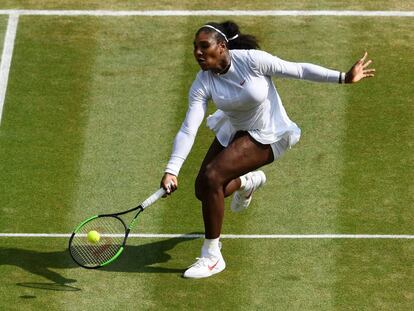 Serena Williams devuelve la pelota durante un partido en Wimbledon.