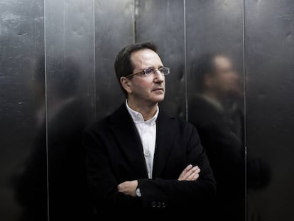 Mart&iacute;n Casariego, en el ascensor del C&iacute;rculo de Bellas Artes de Madrid.