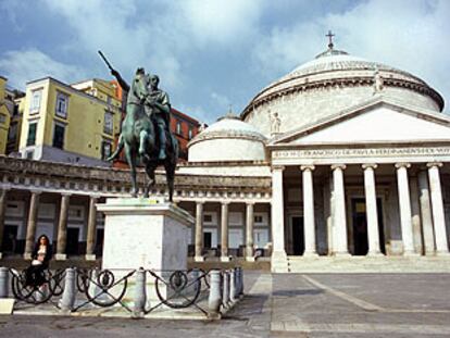 Los Borbones reinaron en Nápoles entre 1734 y 1860, salvo la interrupción napoleónica. La estatua ecuestre de Carlos III, obra de Antonio Canova, destaca en la plaza del Plebiscito.