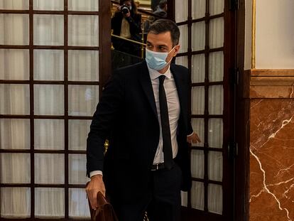 El presidente del Gobierno, Pedro Sánchez, abandona el hemiciclo, este miércoles.