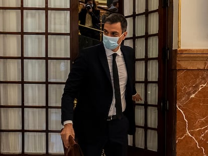 El presidente del Gobierno, Pedro Sánchez, abandona el hemiciclo, este miércoles.