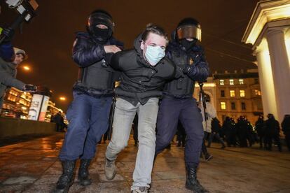 Dos policías detienen a un manifestante que protestaba en contra de la guerra en Ucrania durante la noche del miércoles en San Petersburgo. Los civiles tomaron las calles de varias ciudades para unirse a las protestas que se han desarrollado en todo el mundo.