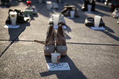 La instalación de los zapatos con los números que hacen referencia a las víctimas permanecerán en el Zócalo hasta que sean retirados por las autoridades.  