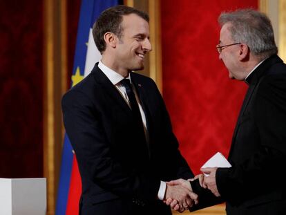 El presidente Macron saluda al arzobispo Ventura, en 2018 en el Elíseo.