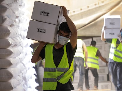 Transporte de cajas con ayuda humanitaria en el paso fronterizo de Bab el Hawa, el 30 de junio de 2021.