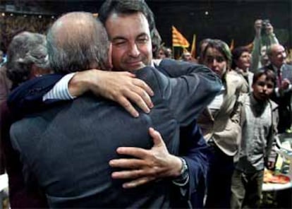El candidato de CiU, Artur Mas, se abraza a Jordi Pujol en su acto de cierre de campaña.