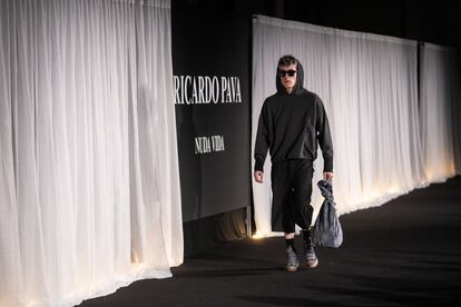 Un modelo camina durante la pasarela del diseñador Bogotano.
