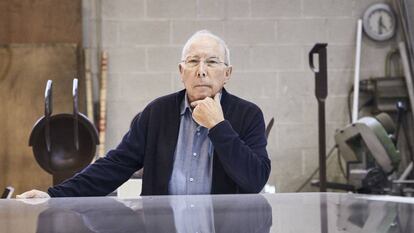 L'escultor Pere Casanovas al seu taller de Mataró, per on han passat des de Tàpies fins a Mariscal.