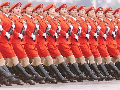 Soldados chinas desfilan en la plaza de Tiananmen.