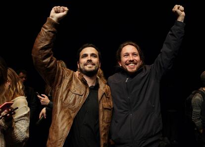 El líder de Podemos, Pablo Iglesias, y el de IU, Alberto Garzón, tras la firma del acuerdo para las elecciones generales.