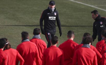 Los jugadores del Atlético escuchan a Simeone durante el último entrenamiento.