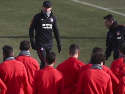 Los jugadores del Atlético escuchan a Simeone durante el último entrenamiento.