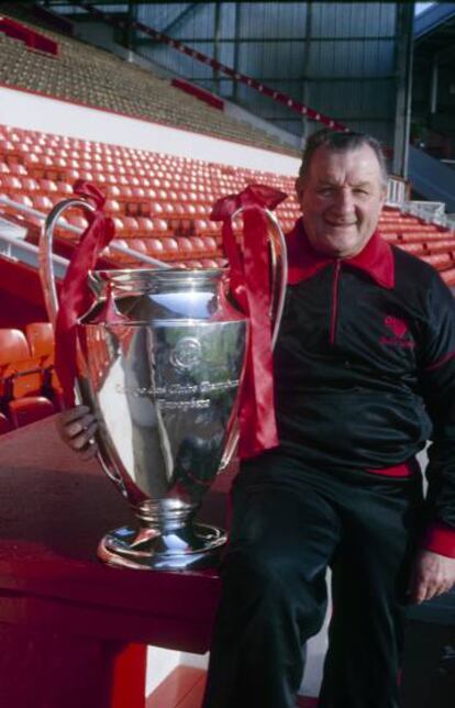 Bob Paisley, con la Copa de Europa en 1981